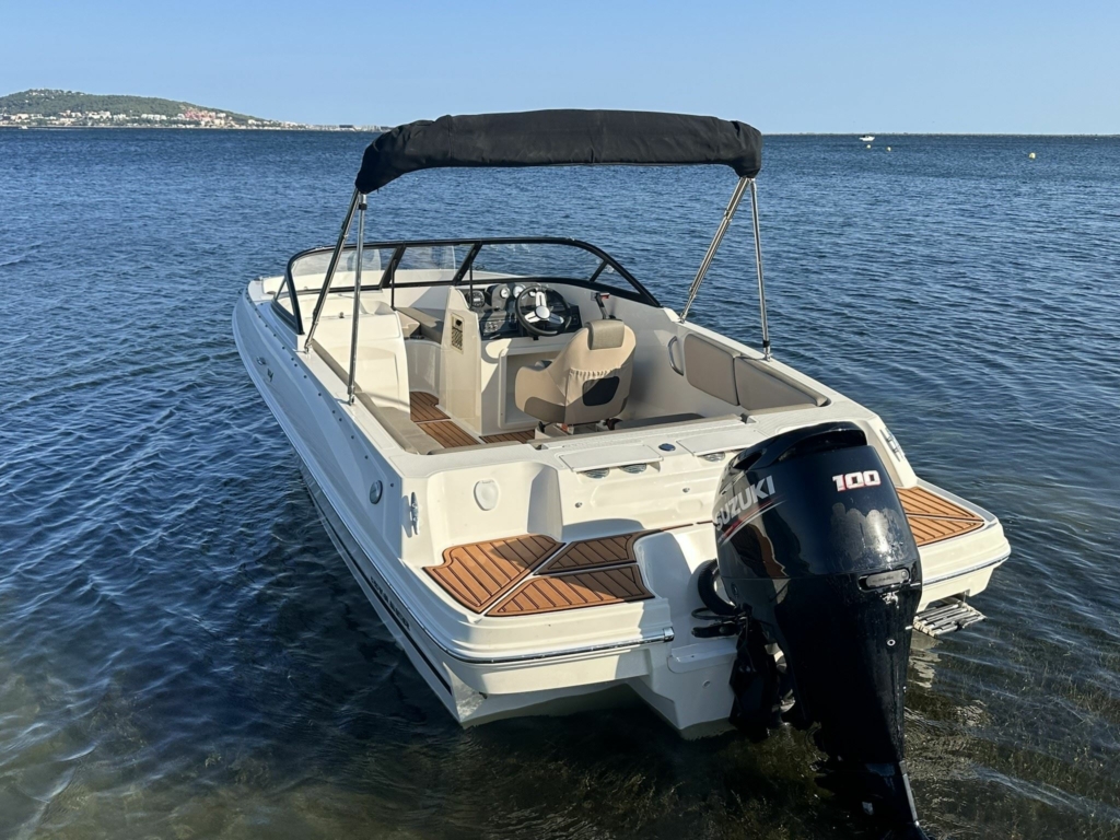 Boat bayliner-vr4