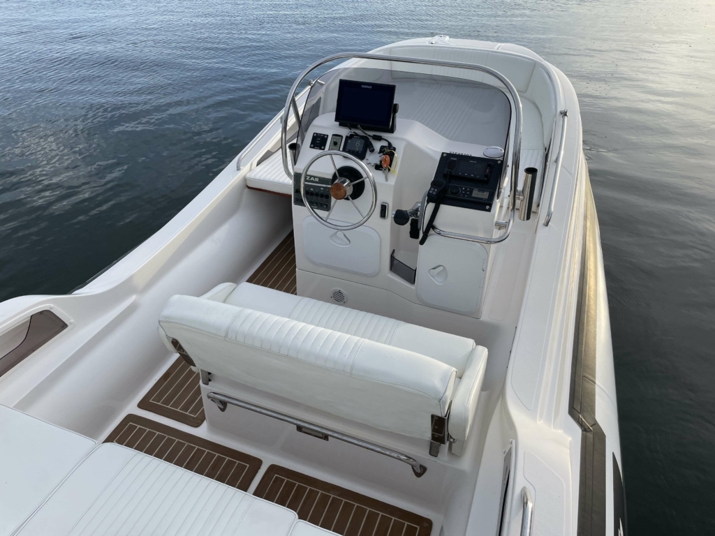 Boat zar-57-welldeck