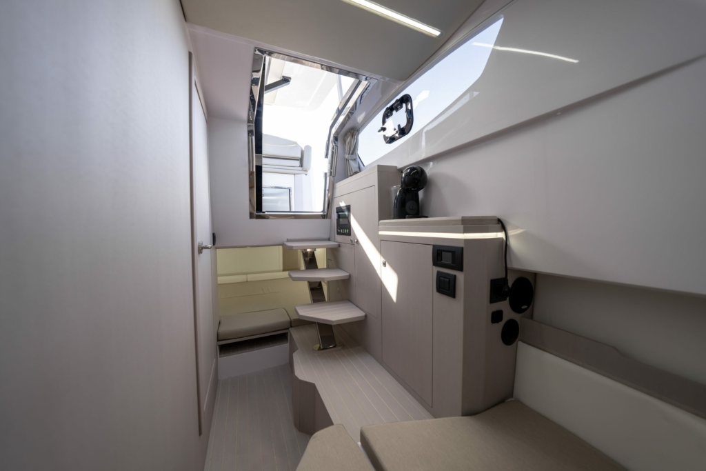 Boat ranieri-cayman-37-hard-top